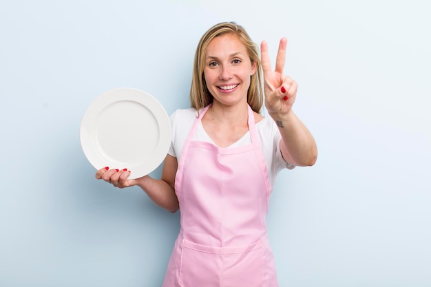 Uśmiechnięci uczestnicy warsztatów kulinarnych